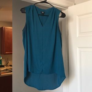 Sleevelesa Mossimo top. Size Small. Longer in back